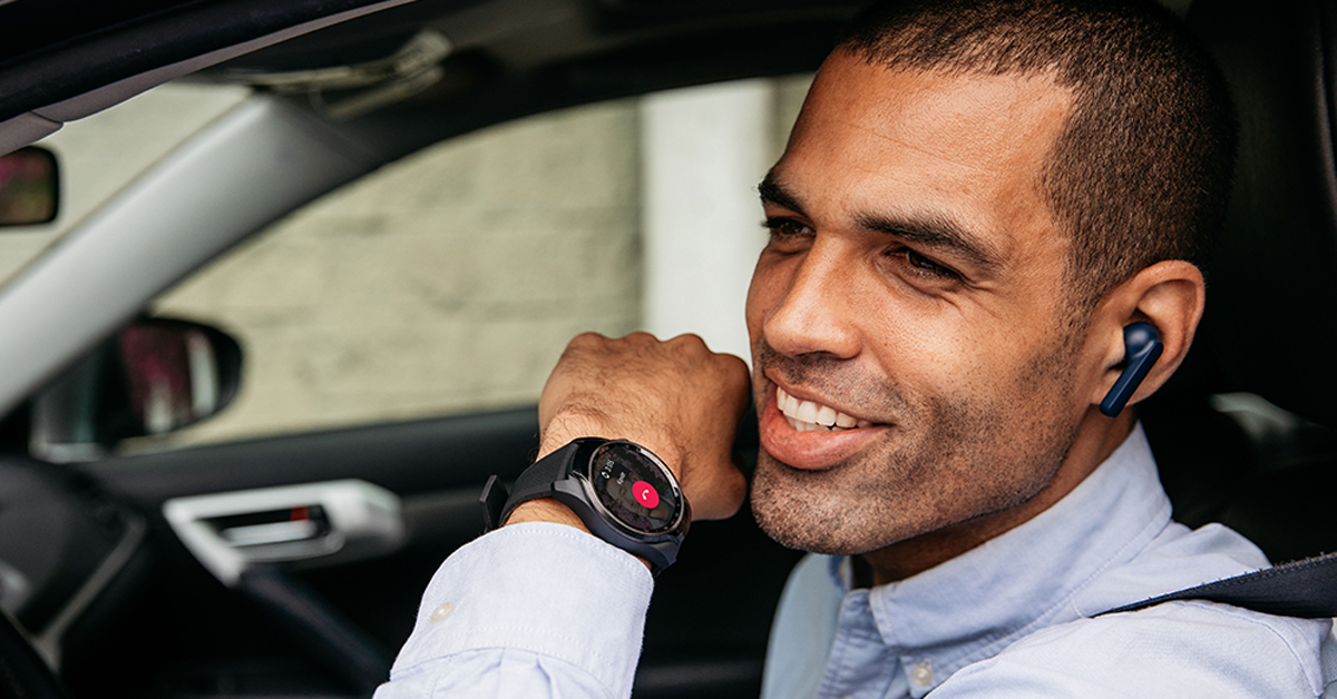 Mobvoi TicWatch Pro 4G/LTE person making a call