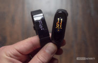 xiaomi mi band 4 vs fitbit inspire hr displays in hand