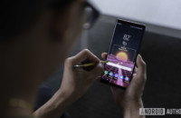 A photo of a man using the Samsung Galaxy Note 9.