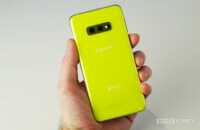 Samsung Galaxy S10e in hand back