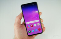 Samsung Galaxy S10e in hand front