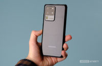 Samsung Galaxy S20 Ultra in hand 1