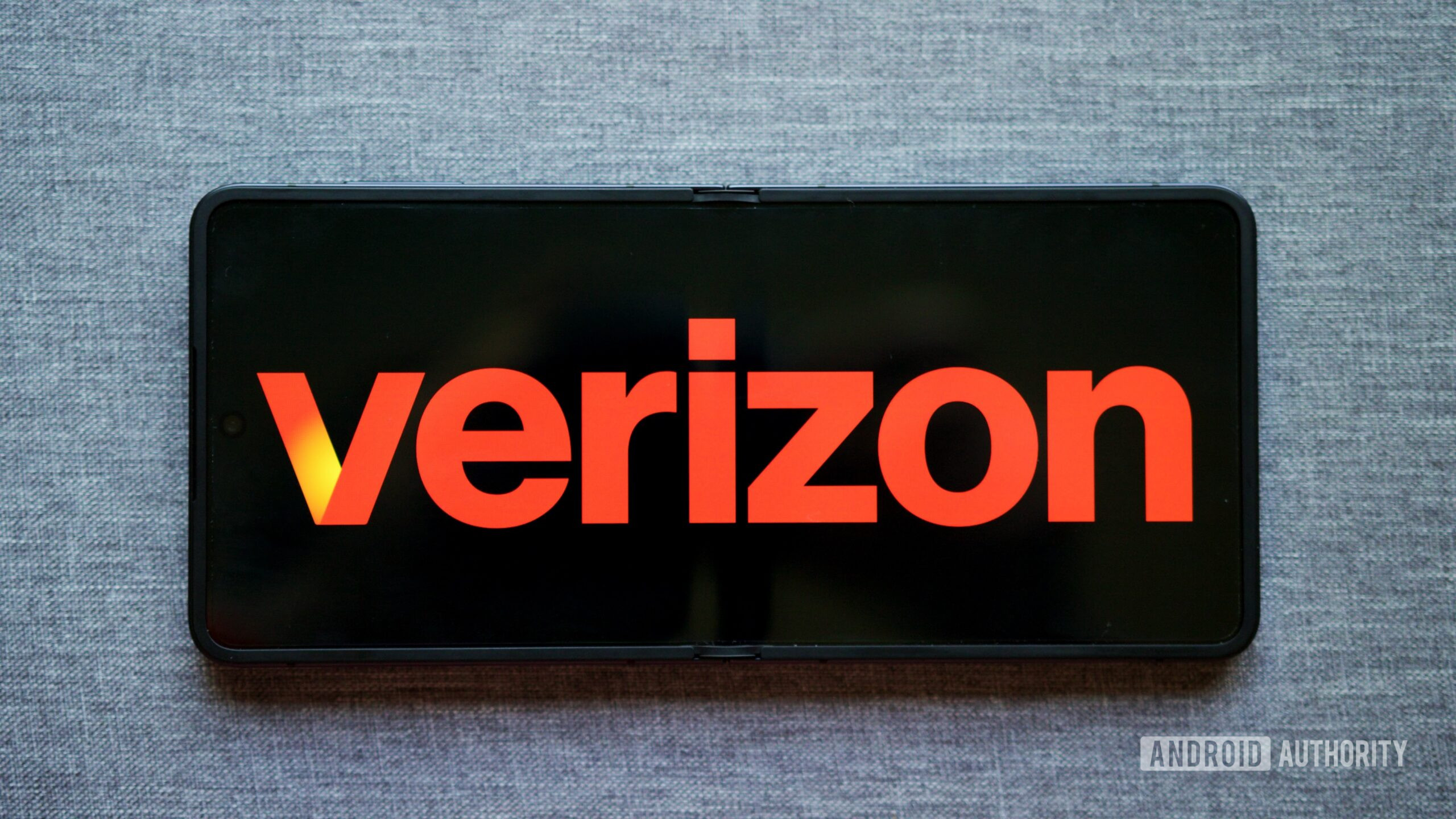 verizon logo hero august 2025 1 Verizon logo displayed on an Android phone.